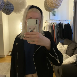 Mocka jacka - Säljer min gamla jacka från Nelly. Användts en del så lite sliten men inget som direkt syns eller som man tänker på, annars jätte fin!