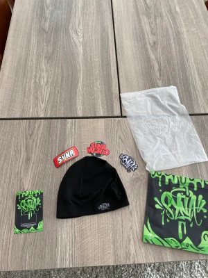 Synaworld mössa - Säljes eftersom den inte passade riktigt min stil. Den är i nyskick och aldrig andvändt den. Skriv priv för mer bilder eller frågor. 