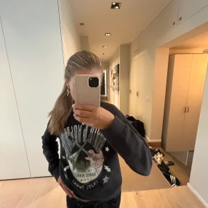 Zadig  - Jättefin Zadig tröja som tyvärr inte kommer till andvändning den har inga defekter och jag fick den i julas! Nypris ca 1000 kr!🥰kan även tänka mig byta 