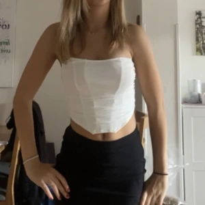 korsettopp  - säljer denna korsettliknande topp som inte kommer till användning längre💓 storlek xs men passar även större då den är väldigt stretchig😇