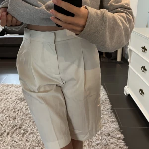 Vita kostymshorts från Gina - Vita kostymbyxor från Gina, lite stora men sköna. Använt några gånger men i bra skick.  