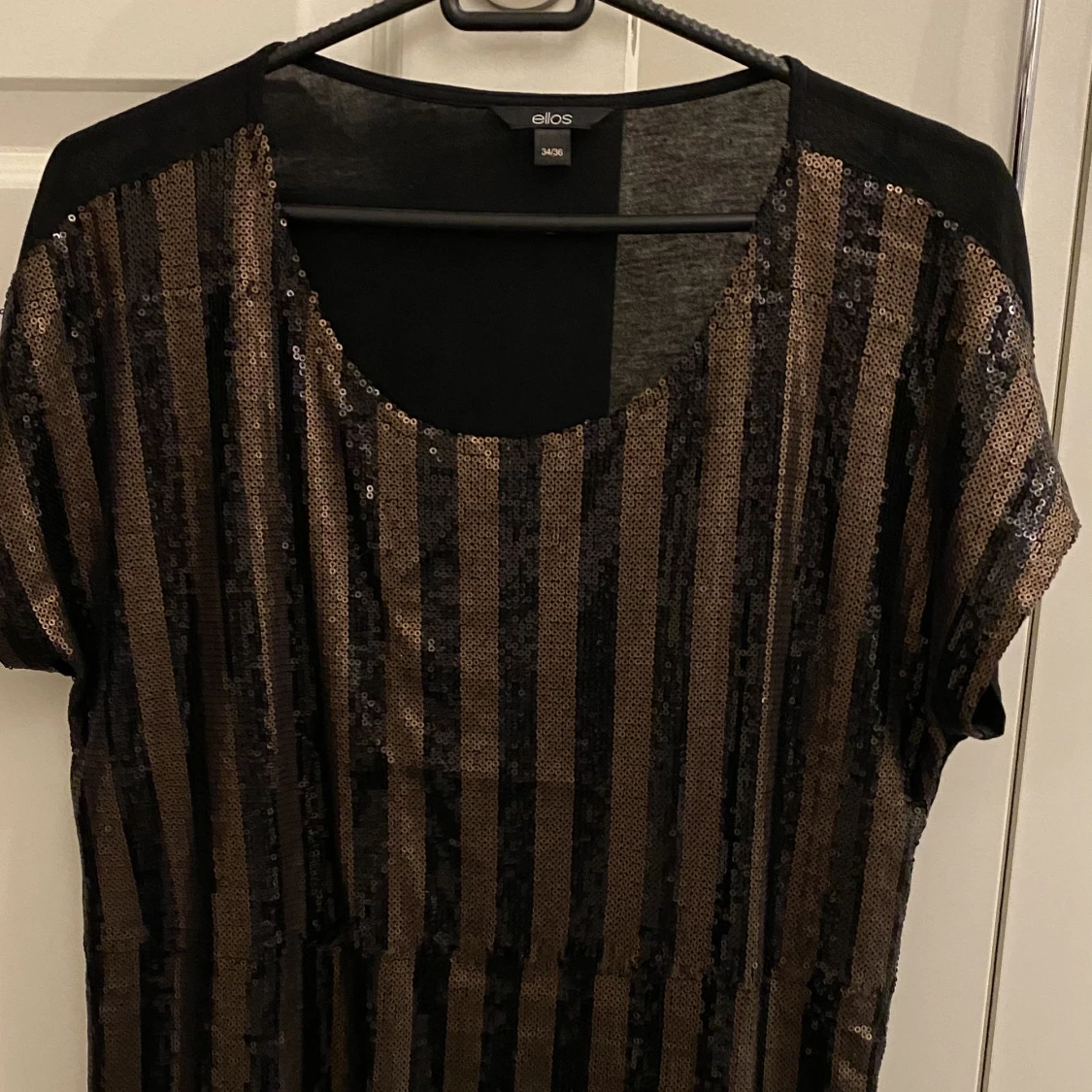 Svart topp med bruna paljetter