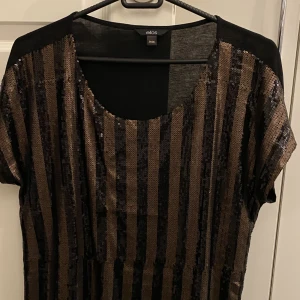 Svart topp med bruna paljetter  - Topp i stl 36/38 Framme är med paljetter och back är helt svart