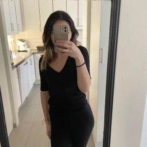 Finstickad H&M Top - En finstickad lätt v-ringad t-shirt från h&m, skick; nopprig men inga andra defekter💕