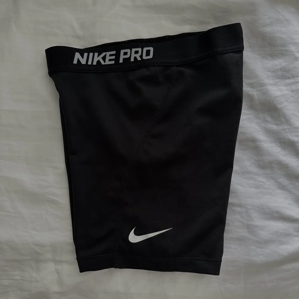 Säljer mina Nike träningsshorts, pga för små 🩷M men passar mer S. Köparen står för frakt (!). Shorts.