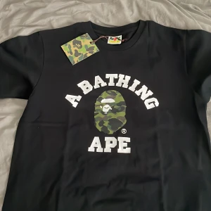 Bape T-shirt  - Bape T, storlek S, Skick 10/10, kom dm för fler frågor💚