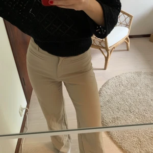 Kostymbyxor - Kostymbyxor i beige från Monki