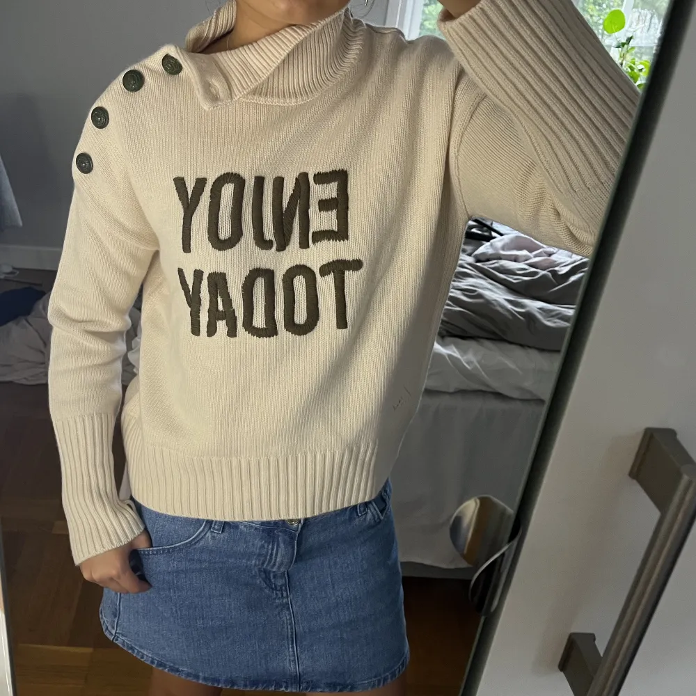 Säljer denna skitsnygga Zadig tröjan! Aldrig använd super cool och skön. Skriv privat för fler bilder💓. Neuleet.
