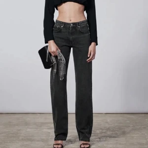 Mid rise jeans  - Mid Rise svarta jeans ifrån zara