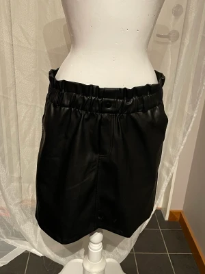 Skinnkjol  - Aldrig använd och elastisk i midjan. Vintage och köpt second hand.  