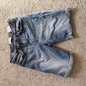 Jack and Jones shorts - Säljer ett par Jack and Jones shorts i s