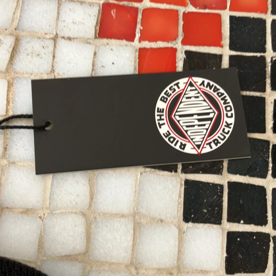 Independent mössa svart - 91