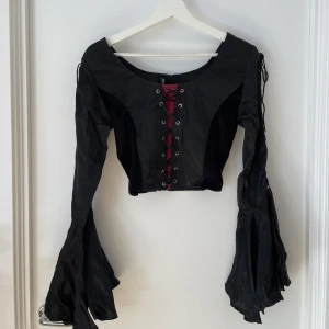 Gotisk top från bäres - Gotisk topp från märket bäres. Snörning på bröstkorgen och längst armarna