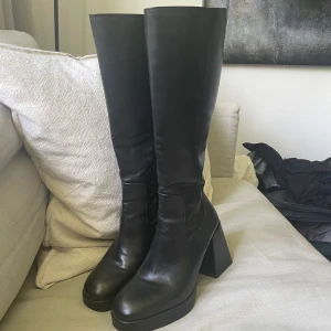 Stövlar höga boots, svarta storlek 38 - Från Pull&Bear, köpta förra säsongen för ca 800kr. Använda några få gånger, jättefint skick och riktigt sköna och enkla att gå i. Säljer då jag känner mig lite för ”gammal” för stilen.