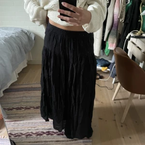 Svart långkjol - Jättefin kjol från ellos. Är 176 och den är lite kort på mig💕