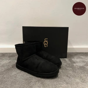 UGGs Skor - Säljer nu ett par svarta UGGs i storlek 44. Skorna är använda en vinter men i gott skick (creasings finns). Allt på bilden medföljer! Vid köp fraktas skorna spårbart via postnord! 