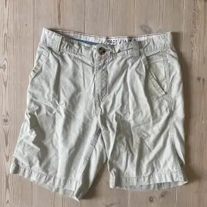 Ljus-beiga shorts från Race Marine. Storlek M 