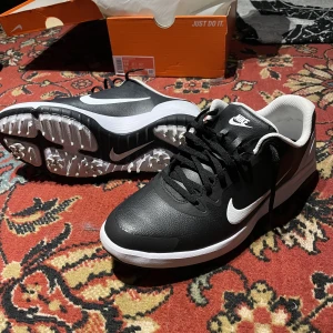 Nike golfskor - Säljer nu mina Nike golfskor i storlek 43. Skorna är använda två gånger på golfbanan.