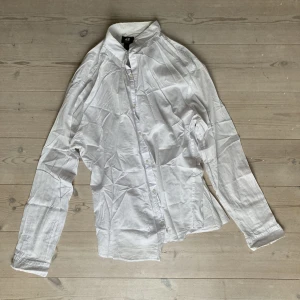 Tunn skjorta från H&M  - Tunn bomullsskjorta från H&M i vit färg. Storlek M. Sparsamt använd och i gott skick  