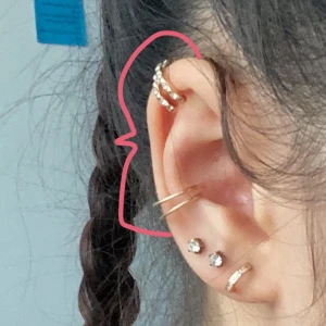 Earcuffs - söta små earcuffs så man slipper ta hål i öronen😅 superfina att ha på sommaren, går att nypa de så de sitter bra i örat.
