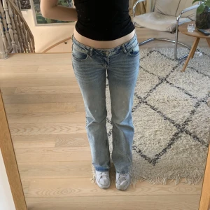 low waist flare jeans - populära lågmidjade jeans från H&M! 💘 knappt använda:) skriv om ni har andra frågor!