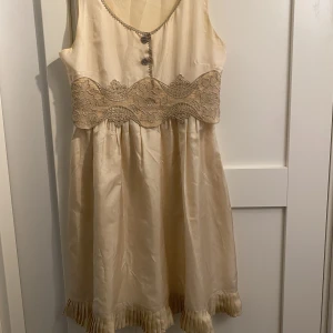 Valerie klänning - Klänning i siden från Valerie. Puderrosa. Storlek.36. 