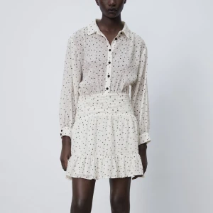 Zara klänning - Jätte fin klänning från zara.. såå fin men har för mycket klänningar och behöver pengar 😭 str s. Fint skick använd max 2 gånger. Nypris 500