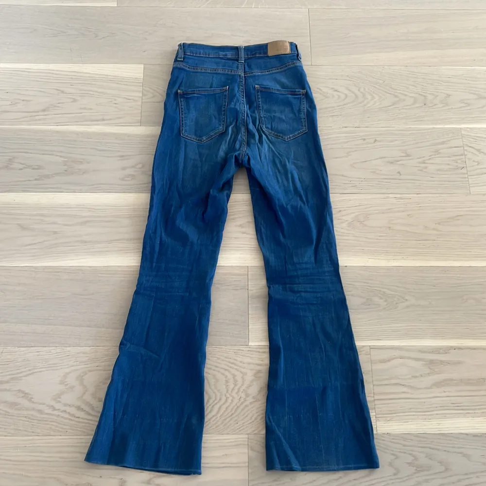 Super fina byxor som är från Bubbleroom som är uppsydda i benen . Jeans & Byxor.