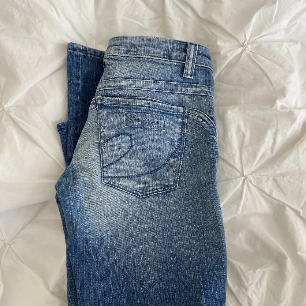 Ursnygga low waist bootcut jeans som är sjukt trendiga!🙌🏻💓Super bekväma och sparsamt använda utan några defekter. Nypris: 800 kr💓 Tveka inte på att fråga om fler bilder eller för att köpa🌟Om många är intresserade startas en budgivning💓 ‼️DE ÄR INTE SÅLDA‼️. Jeans & Byxor.