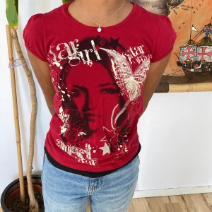 Y2k vintage tshirt - Jätte fint skick❤️ hon som har på sig den har storlek XS och det står att det är storlek 146/152 men jag skulle säga S/XS