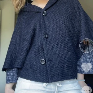 Trekvartsärmad cape - SUPERSNYGG trekvartsärmad kappa/cape. Helt nyskick och har luva. Sitter oversized!