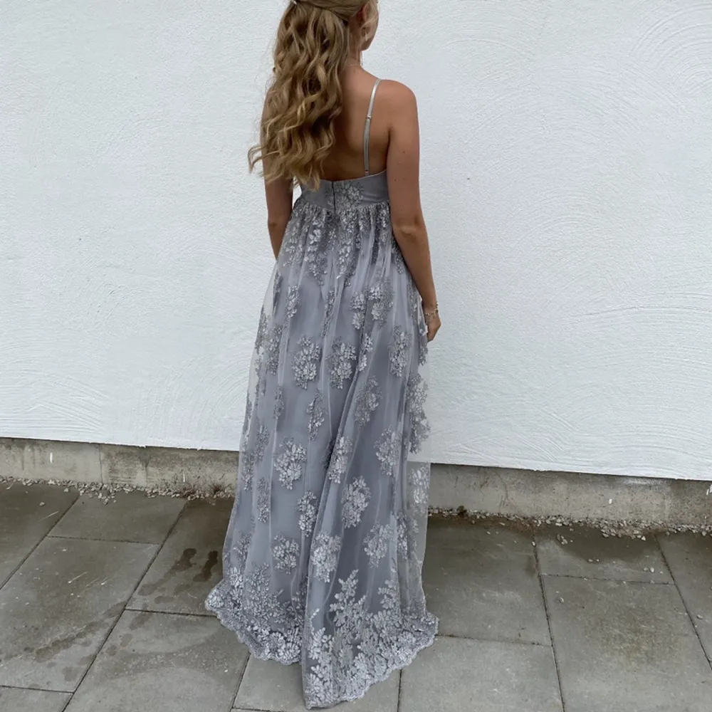 Balklänning från Bubbleroom i märket Moments New York, namn på klänningen är ”Gardenia Lace Gown”. Storlek 34 men justerbara band så passade mig som är 36 också. Använd 1 gång.. Klänningar.