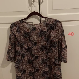 Blusar och kofta - Plagg som är perfekta för sommaren då de är tunna. Alla kläderna är sparsamt använda. De två första kostar 100 kr enskilt. Den tredje kostar 50 kr. Alla storlekar finns på bilderna. Kontakta för mer bilder!