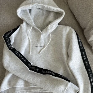 Hoodie  - En hoodie från mckenzie, använd endast en gång! 