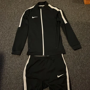 Nike fleece tränings kit - Säljer snyggt Nike fleece kit bra skick 