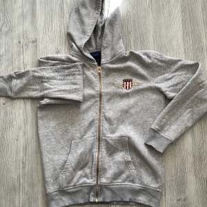 Gant hoddie - Gant hoddie storlek 170 💫 men sitter bra på mig som är en S 💕 sparsamt använd och som ny. Inte nopprig eller så. 💫