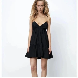 Zara kläning - Säljer den här populära zara klänningen, inte använd mycket dock en liten defekt på snöret men syns inte så mycket när man knyter där bak! Bara hör av er om de är några frågor. BUD ÄR BINDANDE