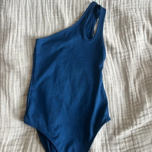 Blå body - Fin body från zara i nylånliknande material. Endast använd en gång 