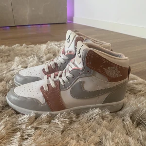 Air Jordan 1 mid  - Fick dessa i present! Använd någon gång bara. Inte äkta 🥰