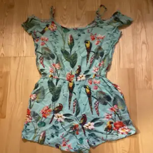 🌷 En jättefint shorts dress perfekt för sommaren från H&M i storlek 146 😊