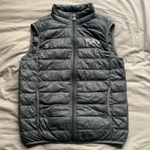 Armani väst - Armani väst som jag köpte för förra sommarn den är i stl S 