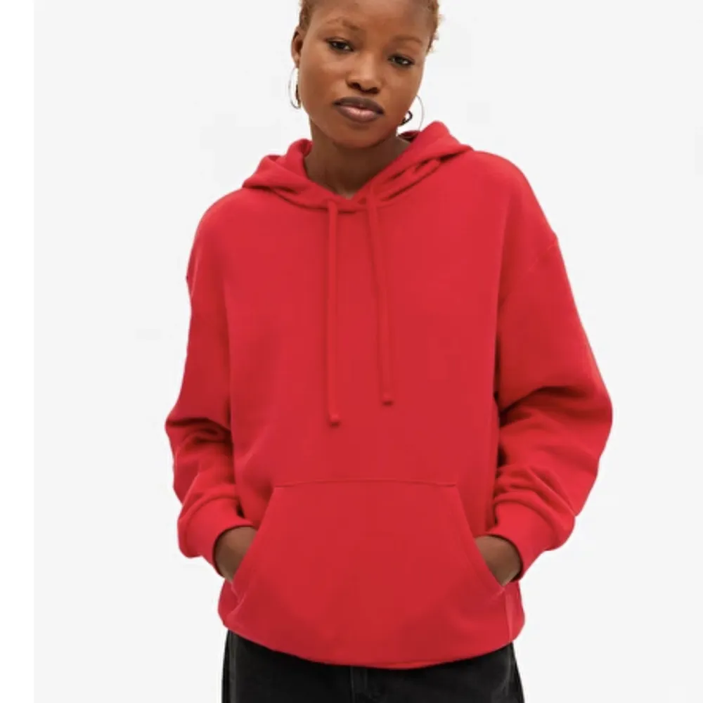 Säljer nu min jätte fina röda hoodie från monki! Denna använda endast som ett sov plagg, skönaste hoddie jag äger❤️‍🔥 använd fåtals gånger, köptes för 250 (färgen framställs mer i verkligheten än på bild). Hoodies.