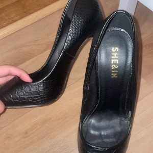 Svarta klackskor  - PRIS KAN DISKUTERAS!!  Jag säljer dessa skinn klackskor i storlek 37, dem har användts en gång och kommer inte till användning mer än det. Dem kommer att rengöras innan jag skickar iväg dem. Höjden är 12. 