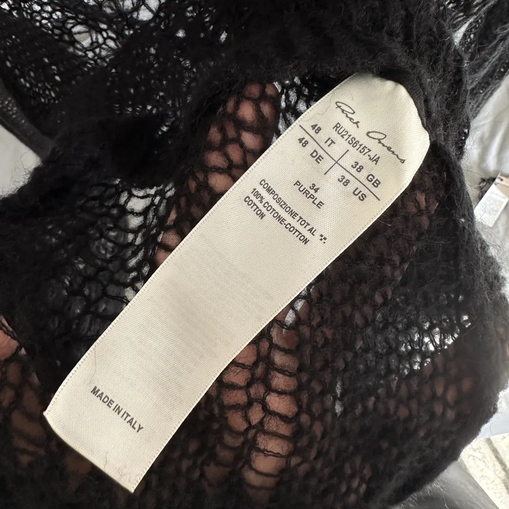 Sjukt fin knit från Rick Owens som endast varit använd vid ett tillfälle. Taggs finns kvar!  Köpt på ROsier 41 i Antwerpen 9/4 2023.. Stickat.