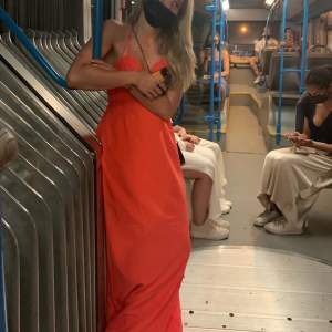 Orange klänning inköpt i Grekland två år sedan. Storlek runt s/34-36. Fint skick använd under en sommar 