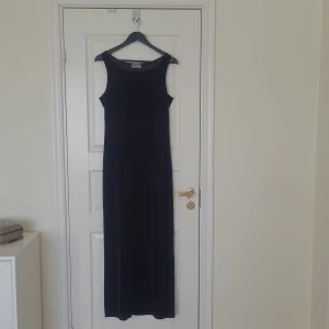 Sammetsklänning - Lila sammetsklänning i stl M. Har endast använts två gånger. 