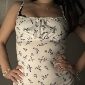 Söt blommig klänning🦋 - Super söt klänning med blå blommor💙 