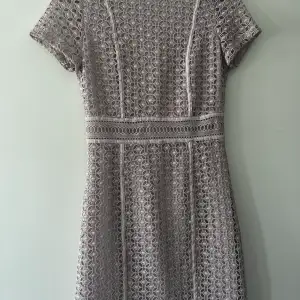 Säljer den här klänningen, endast använd en gång, köpt för ca 7 år sedan o har bara hängt i garderoben, storlek XS! Priset går att diskutera!