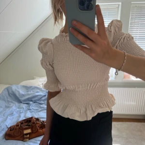 & Other Stories Topp - Superfin topp/blus från & other stories!! Nyskick och aldrig använd, säljer då jag råkade köpa två💞💞