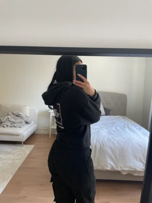 Hoodie north face  - Svart hoodie med tryck fram till vänster och bak på ryggen. 